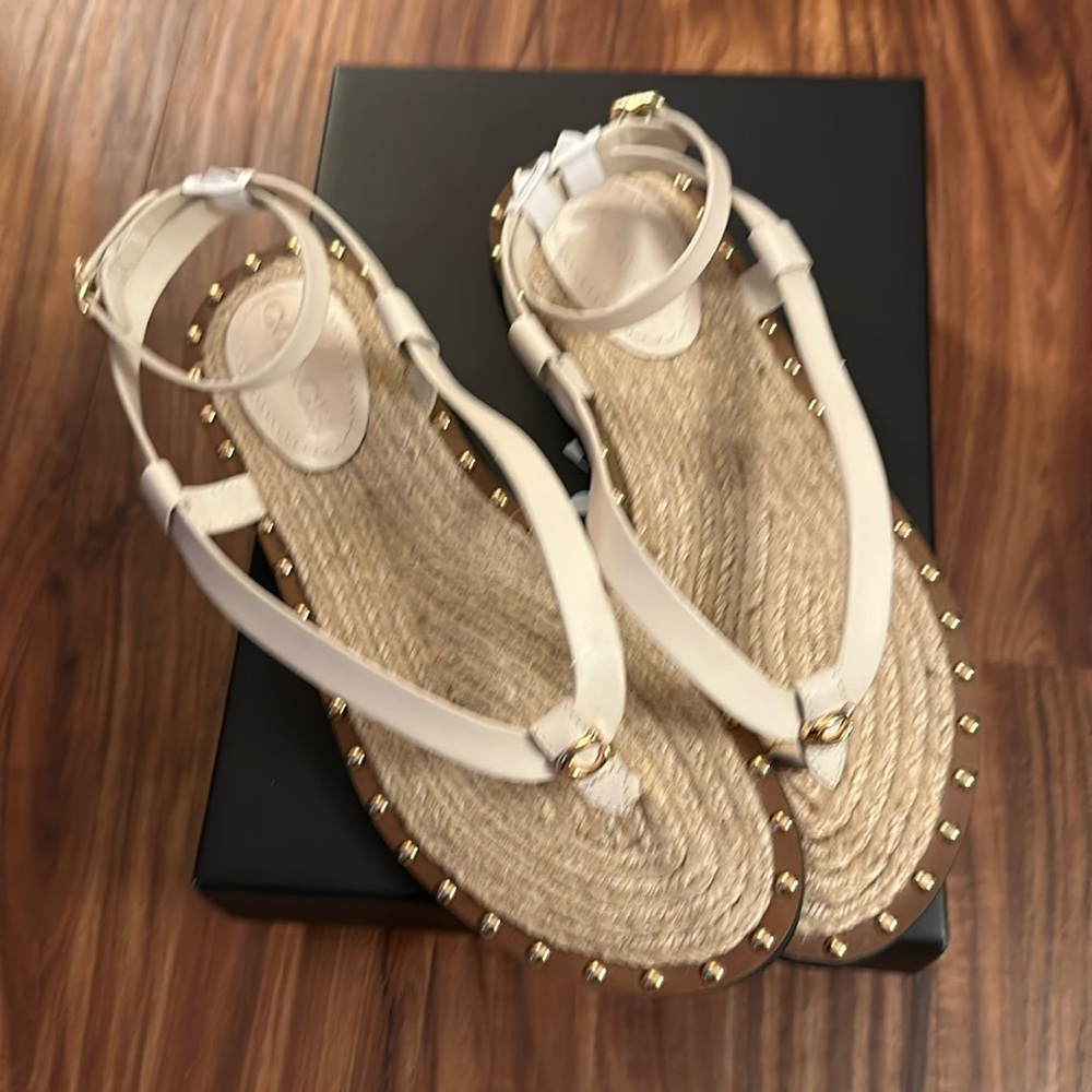 Ladies off white gorgeous Sandel worn with anything to enhance your alfit